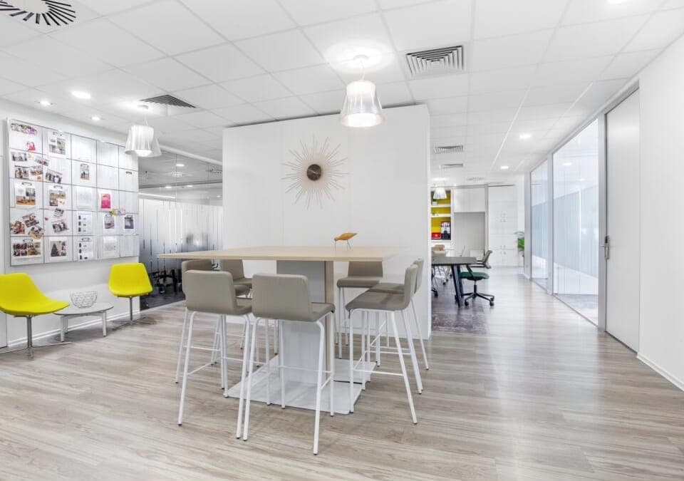 Arbeitsbereich im Büro von KLM Development Romania in Bukarest mit Stehtisch, Hockern und Pinnwand