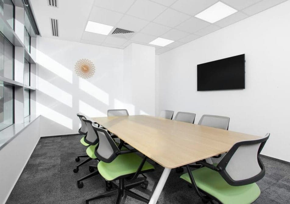 Besprechungsraum im Büro von KLM Development Romania in Bukarest mit Konferenztisch, Stühlen und Bildschirm
