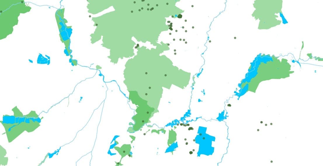 GIS-Ebene Schutzgebiete: Schutzgebietsflächen in Grün und Blau, Flussläufe als blaue Linien und Einzelobjekte als dunkelgrüne Punkte in einer rumänischen Projektregion