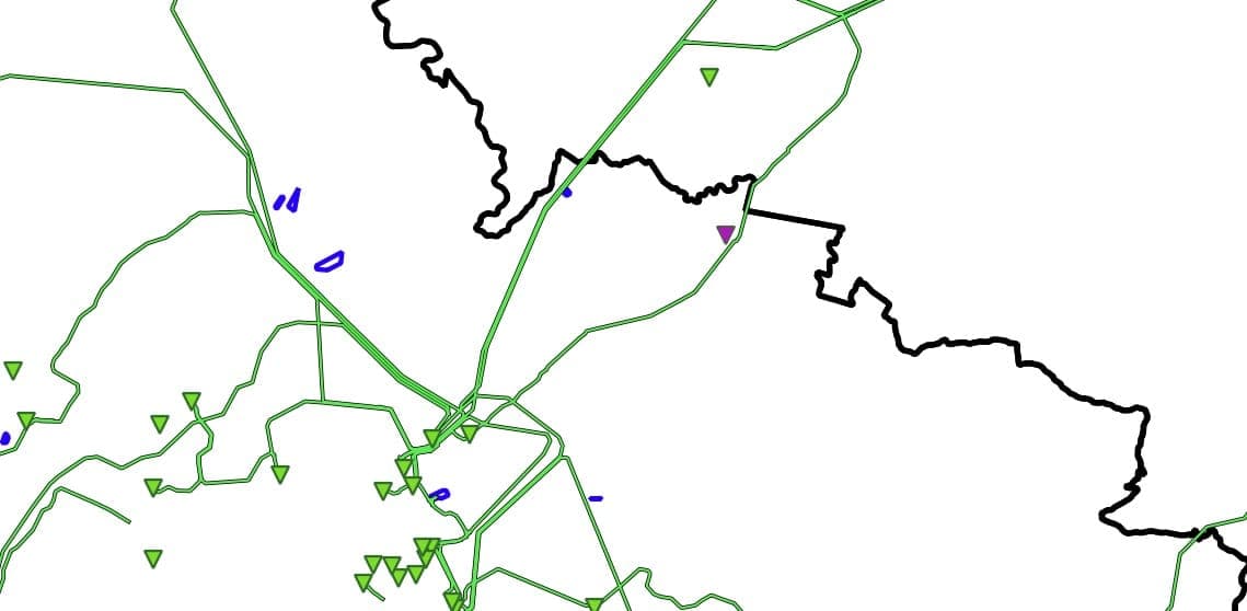 GIS-Ebene Stromnetz: Leitungstrassen in Grün, Netzknoten als Dreiecke und eine Verwaltungsgrenze in Schwarz