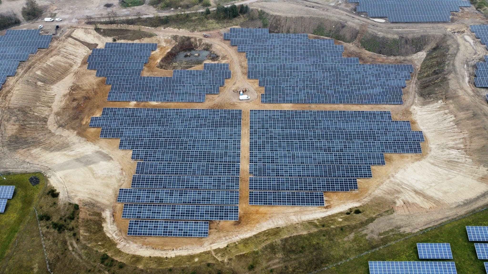 Baustelle einer Photovoltaik-Freiflächenanlage