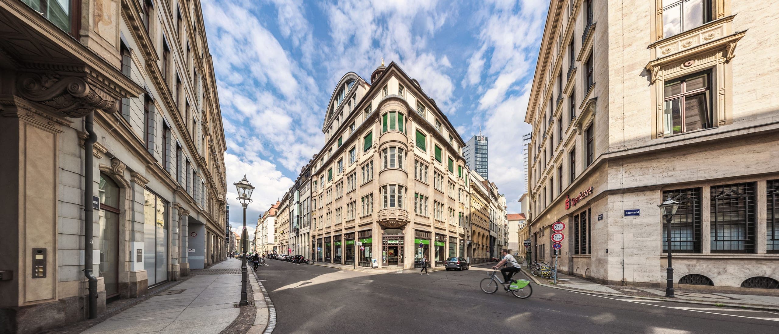 Straßenansicht des Neumarkts in Leipzig, an dem KLM Projektentwicklung ihr Büro hat