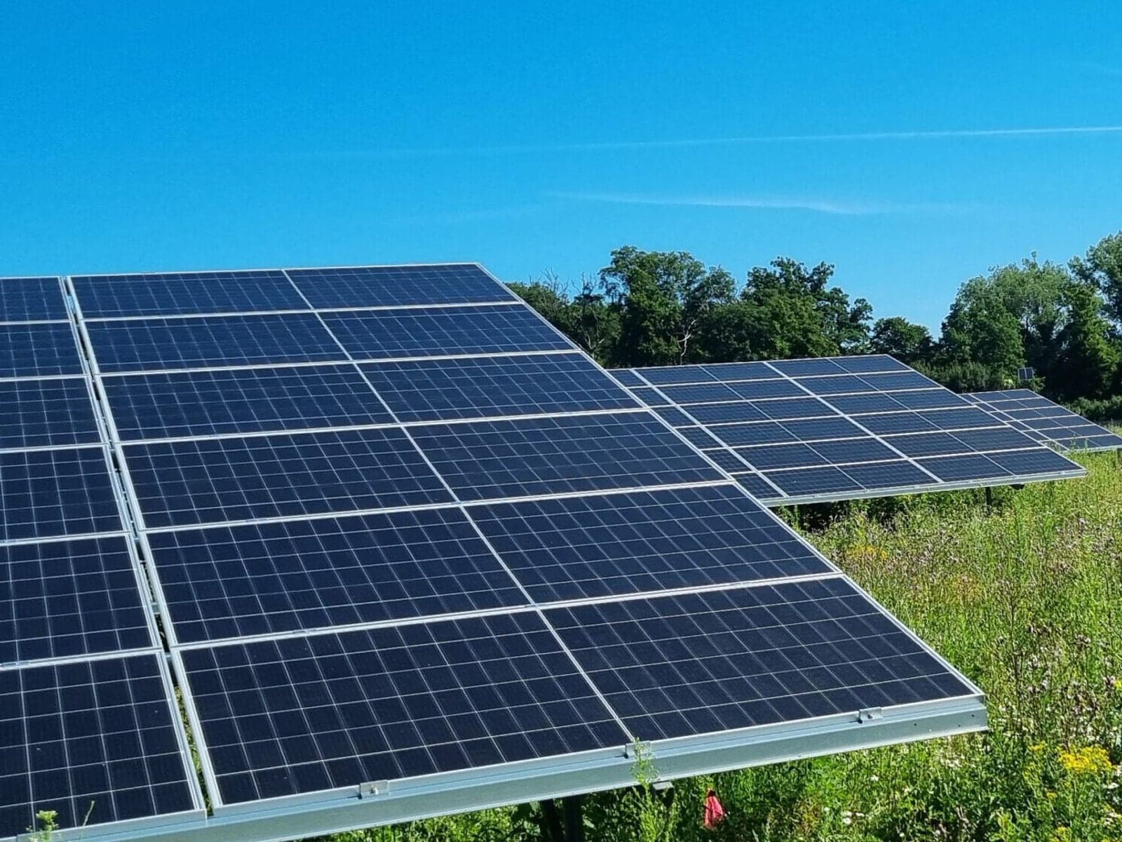 Photovoltaik-Freiflächenanlage — Symbolbild